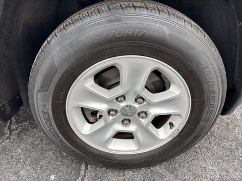 Used 2017 Jeep Grand Cherokee Laredo image 9