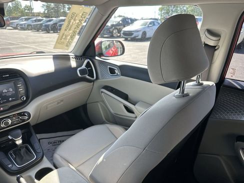 Used 2025 Kia Soul LX FWD image 11
