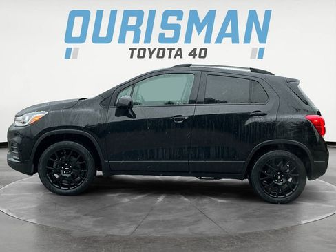 Used 2022 Chevrolet Trax LT w/ Midnight Edition image 3