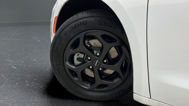 Used 2024 Chrysler Pacifica Limited FWD image 37