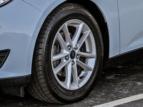 Used 2017 Ford Focus SE w/ Cold Weather Package image 4