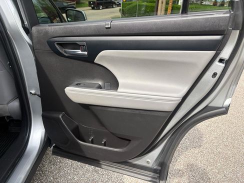 Used 2022 Toyota Highlander XLE image 27