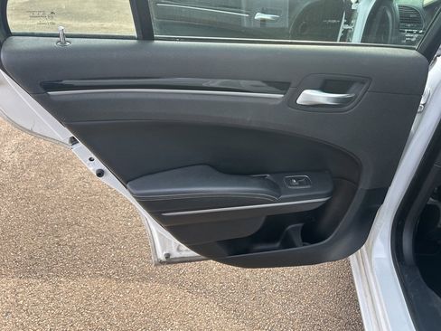 Used 2019 Chrysler 300 S image 9