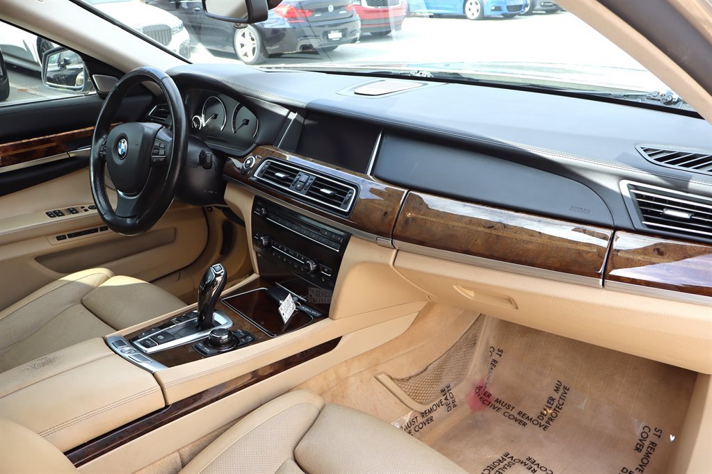 Used 2013 BMW 750i RWD image 18