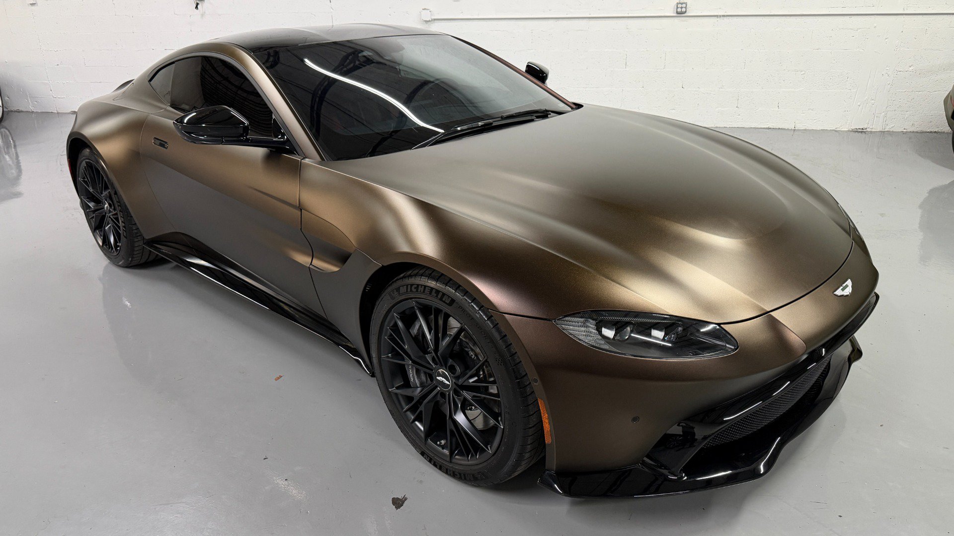 Used 2021 Aston Martin V8 Vantage Coupe RWD image 2