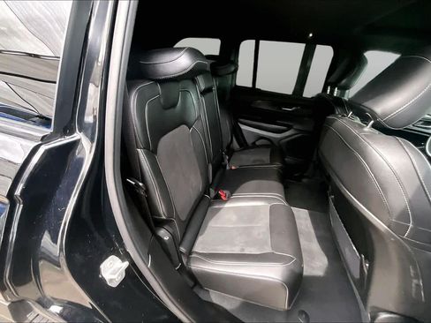 Used 2025 Jeep Grand Cherokee Altitude RWD image 19