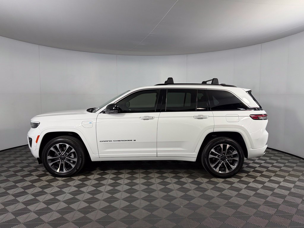 Used 2023 Jeep Grand Cherokee Overland w/ Luxury Tech Group IV AWD/4WD image 10