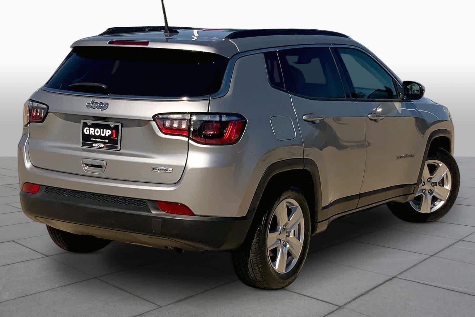 Used 2022 Jeep Compass Latitude w/ Convenience Group FWD image 12