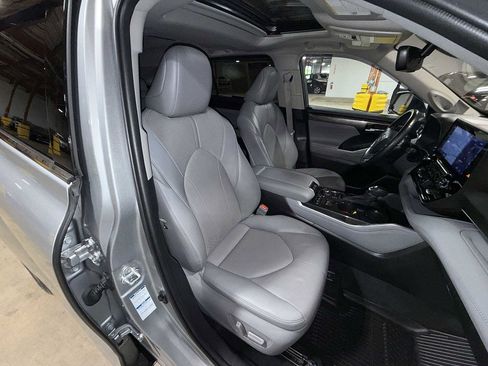 Used 2021 Toyota Highlander Limited AWD/4WD image 16