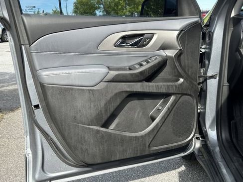 Used 2020 Chevrolet Traverse LT FWD image 11