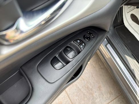 Used 2020 Nissan Pathfinder SL FWD image 24