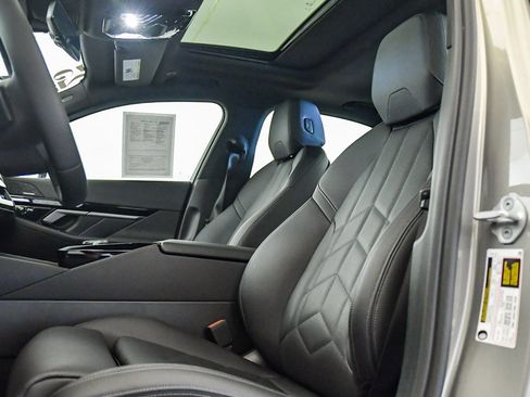 Used 2025 BMW 530i w/ Premium Package image 19