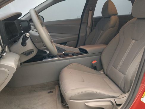 Used 2025 Hyundai Elantra SE FWD image 17