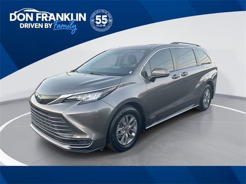 Used 2021 Toyota Sienna LE w/ LE Plus Package image 1