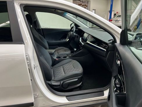 Used 2020 Kia Niro LXS FWD image 13