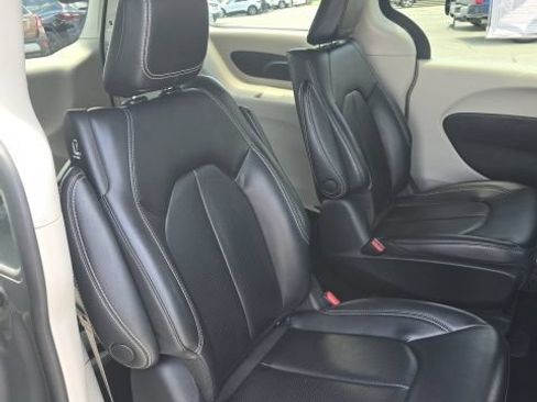 Used 2023 Chrysler Pacifica Touring-L FWD image 29