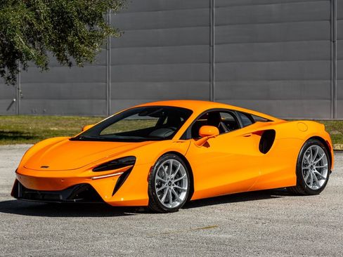 Used 2024 McLaren Artura RWD image 33