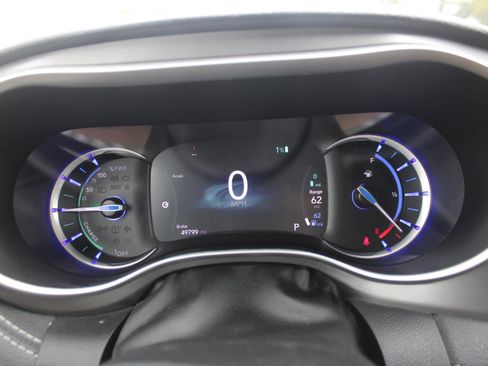 Used 2023 Chrysler Pacifica Touring-L image 11