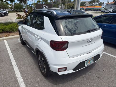 Used 2023 Hyundai Venue Limited image 6