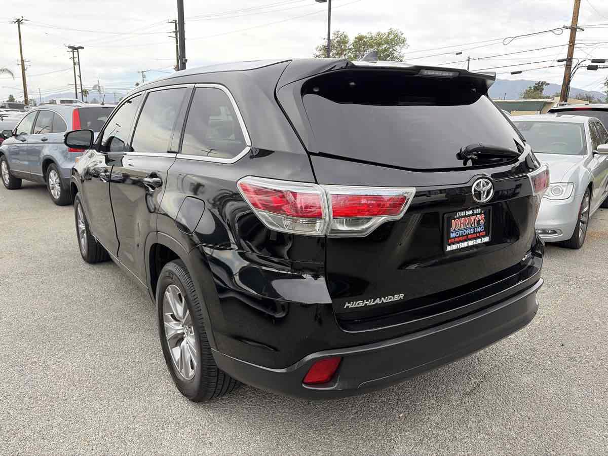Used 2014 Toyota Highlander XLE FWD image 3