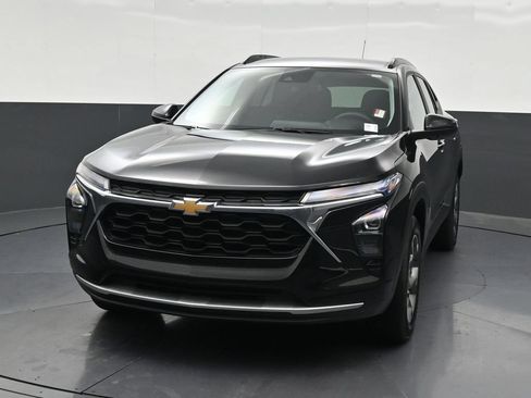 Used 2025 Chevrolet Trax LT FWD image 9