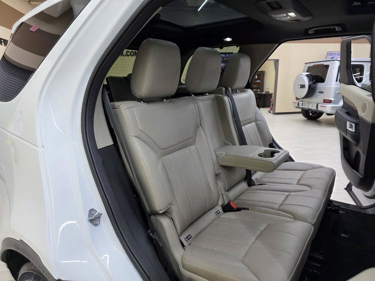 Used 2019 Land Rover Discovery SE AWD/4WD image 24