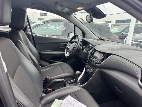 Used 2022 Chevrolet Trax LT w/ LT Convenience Package image 13