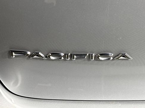 Used 2024 Chrysler Pacifica Touring-L FWD image 22