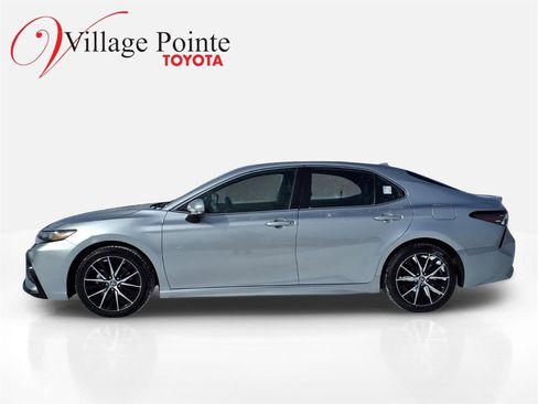 Used 2024 Toyota Camry SE image 2