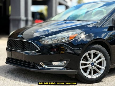 Used 2018 Ford Focus SE FWD image 2