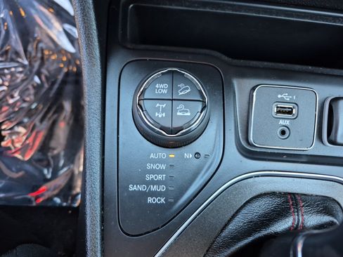 Used 2019 Jeep Cherokee Trailhawk w/ Cold Weather Group AWD/4WD image 33