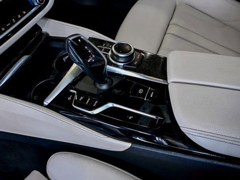 Used 2022 BMW 530i xDrive w/ M Sport Package image 39