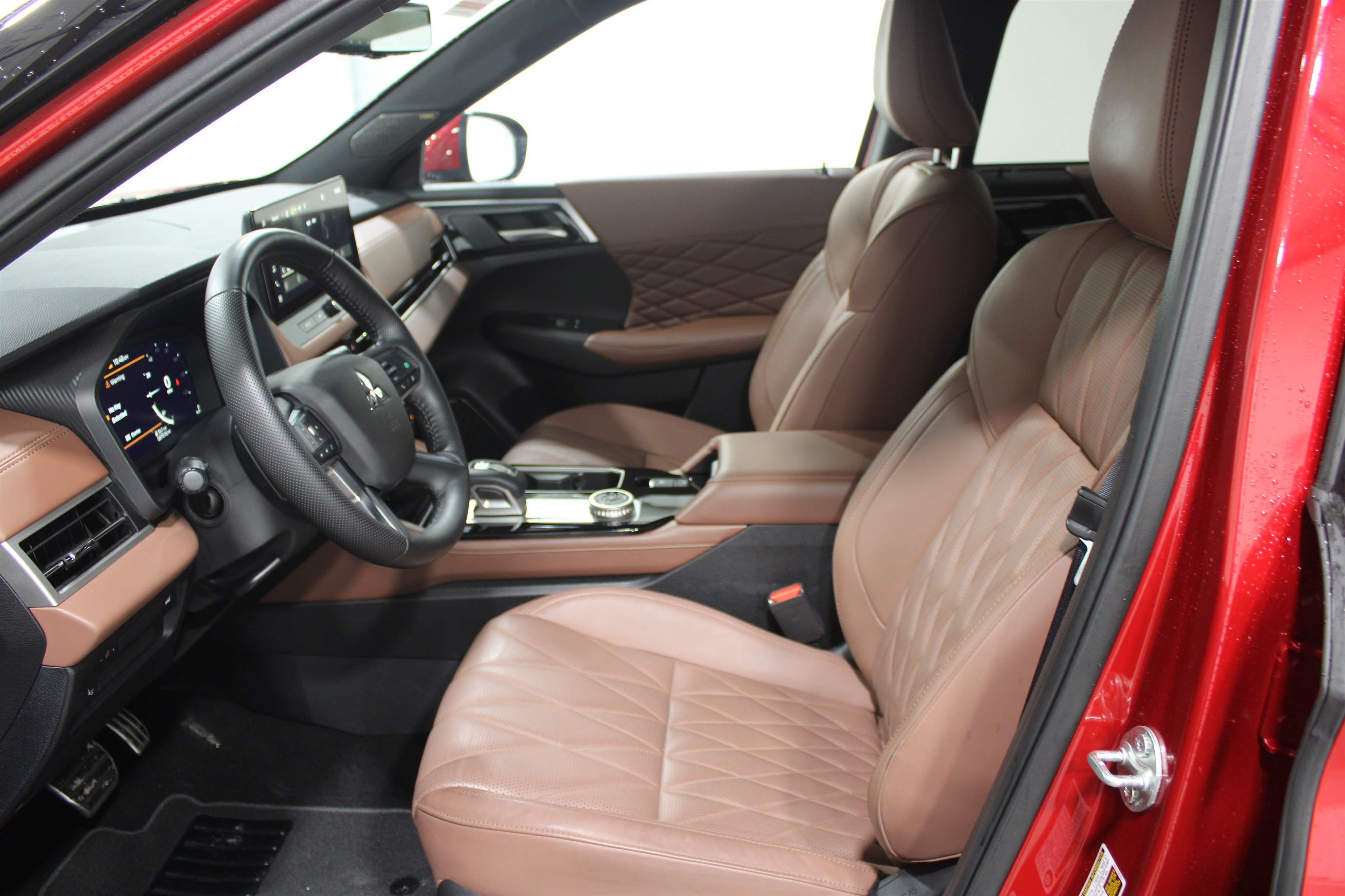 Used 2025 Mitsubishi Outlander AWD image 12