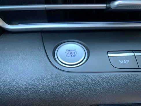 Certified 2025 Hyundai Elantra Limited FWD image 19