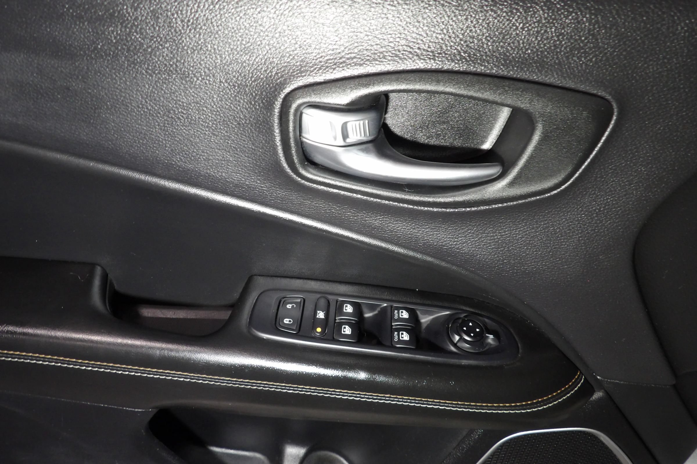 Used 2018 Jeep Compass Latitude w/ Popular Equipment Group AWD/4WD image 9