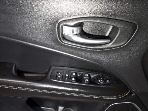 Used 2018 Jeep Compass Latitude w/ Popular Equipment Group AWD/4WD image 9