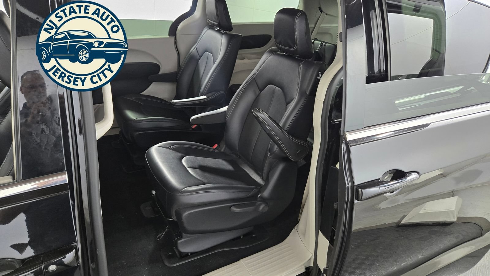 Used 2024 Chrysler Pacifica Limited FWD image 33
