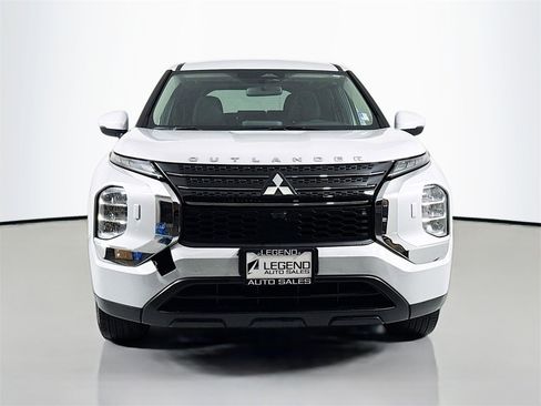 Used 2023 Mitsubishi Outlander ES image 2