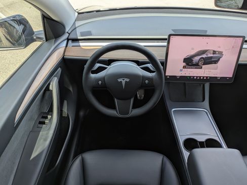 Used 2024 Tesla Model Y 2WD image 16