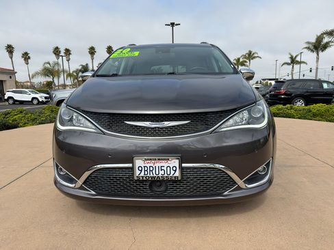 Used 2020 Chrysler Pacifica Limited w/ Advanced Safetytec Group FWD image 2