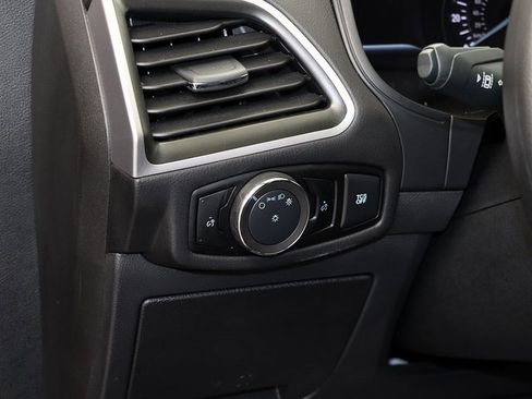 Used 2024 Ford Edge SE image 25