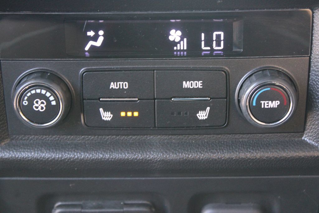 Used 2023 Chevrolet Traverse Premier FWD image 29