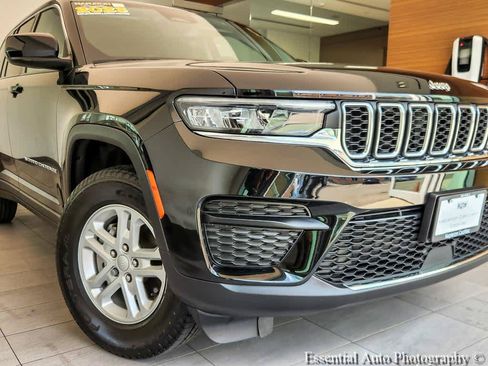 Used 2023 Jeep Grand Cherokee Laredo AWD/4WD image 2