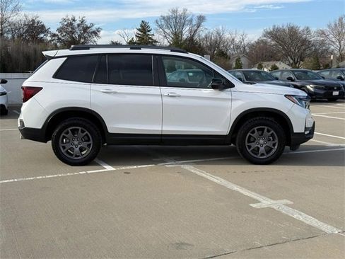 Used 2024 Honda Passport TrailSport image 2