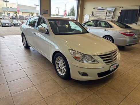 Used 2010 Hyundai Genesis 3.8 image 3