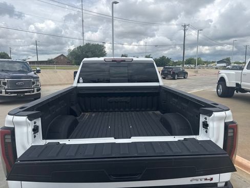 Used 2024 GMC Sierra 2500 AT4 w/ AT4 Premium Plus Package AWD/4WD image 9