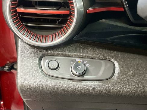 Used 2025 Chevrolet Trax RS w/ Sunroof Package image 10