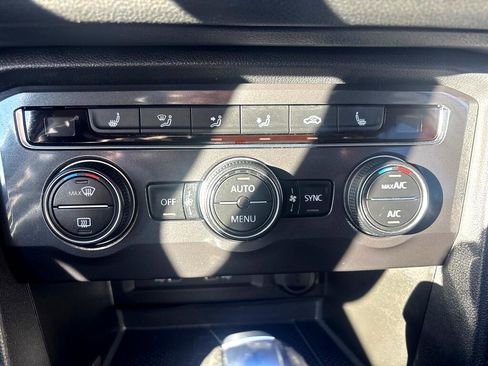 Used 2021 Volkswagen Tiguan SE w/ Panoramic Sunroof Package image 24