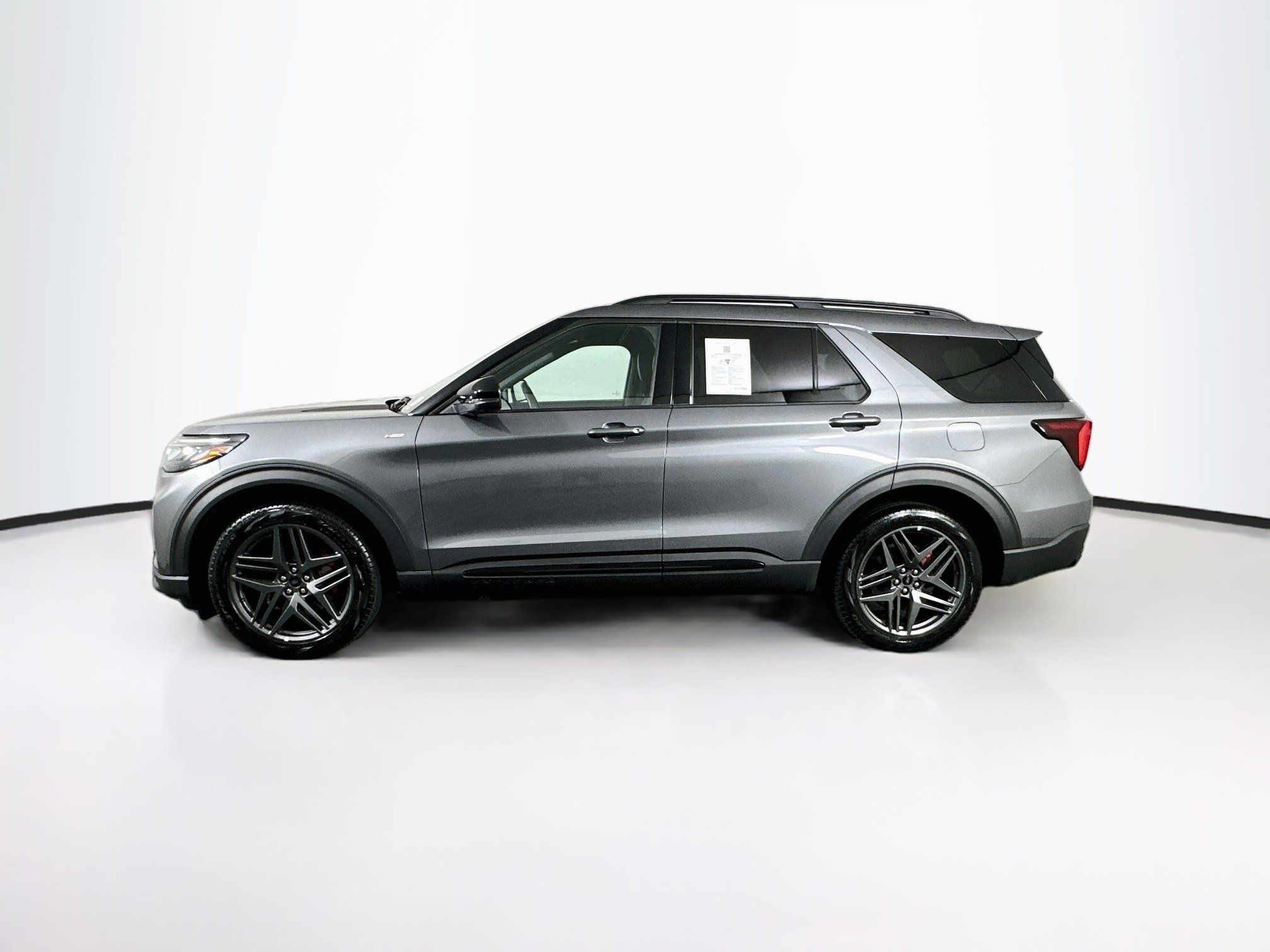 Used 2025 Ford Explorer ST-Line w/ ST-Line Street Pack AWD/4WD image 4