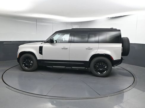 Used 2026 Land Rover Defender 110 X-Dynamic SE AWD/4WD image 3